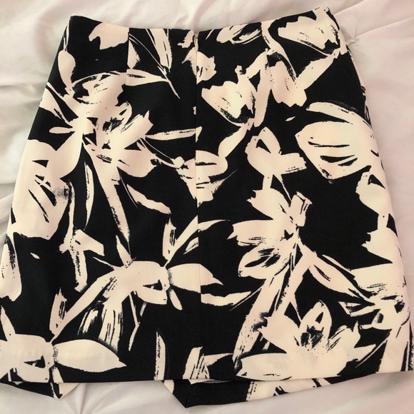 Banana Republic Black and white skirt - Picture 3 of 5